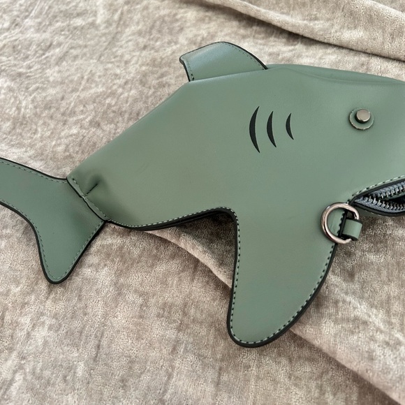 Grey shark 🦈 crossbody bag NWT!! - Picture 5 of 7